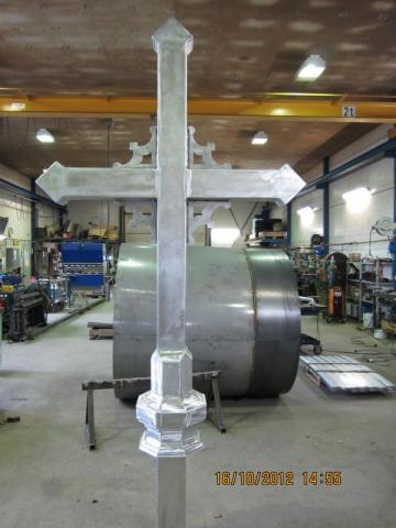 Alumiinista valmistettu risti